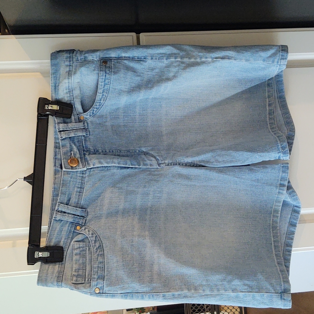 Bandolino blue jean shorts for ladies